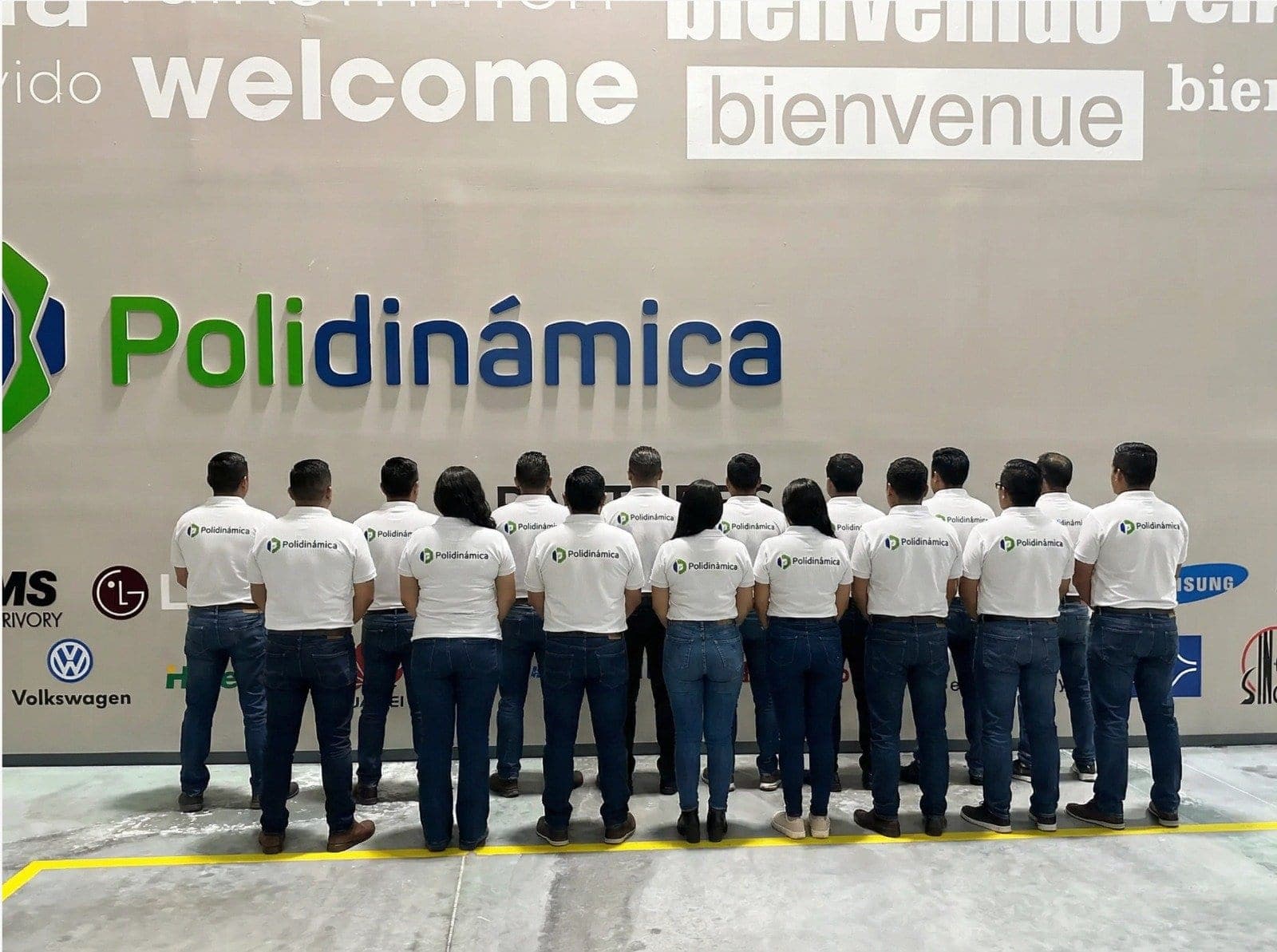 Equipo de Polidinámica frente a la planta de compuestos en Arteaga, Coahuila