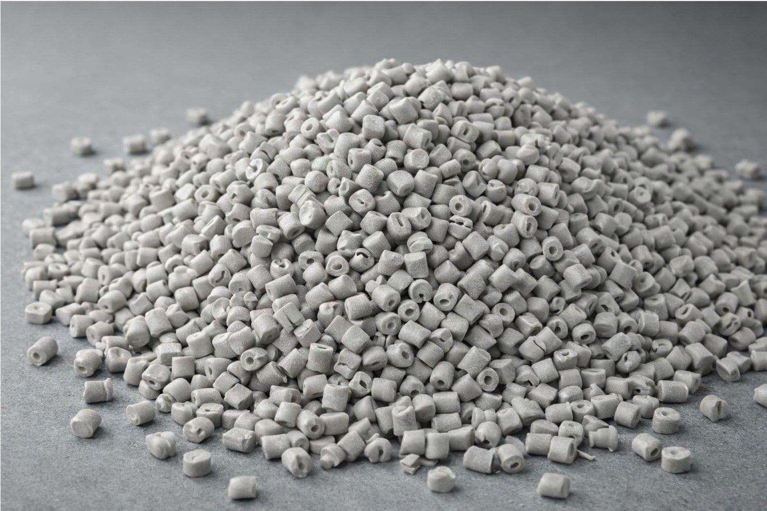 Montón de pellets grises de resina de ingeniería